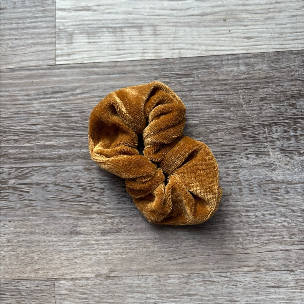 Velvet Scrunchie in Rich Gold